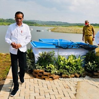 Presiden Jokowi berada di area Bendungan Randugunting yang diresmikannya, Rabu (5/2)