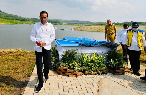 Presiden Jokowi berada di area Bendungan Randugunting yang diresmikannya, Rabu (5/2)