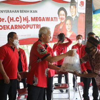 Gubernur Jateng, Ganjar Pranowo bersama kader PDIP menebar benih ikan di Waduk Jatibarang, Semarang, Kamis (27/1)