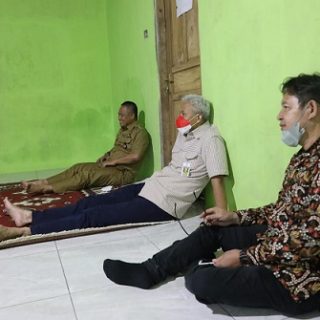 Dalam kunjungan kerjanya di Kabupaten Kebumen, Gubernur Jateng Ganjar Pranowo mengunjungi dan bahkan menginap di rumah warga. Tampak gubernur sedang duduk lesehan, Selasa (11/1) malam
