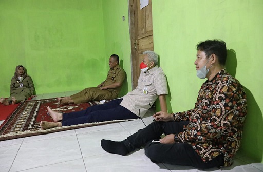 Dalam kunjungan kerjanya di Kabupaten Kebumen, Gubernur Jateng Ganjar Pranowo mengunjungi dan bahkan menginap di rumah warga. Tampak gubernur sedang duduk lesehan, Selasa (11/1) malam