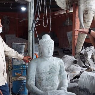 Seniman Nyoman Mustofa berbincang dengan Gubernur Jawa Tengah, Ganjar Pranowo, di sela acara peresmian Borobudur Edupark, Minggu (9/1)