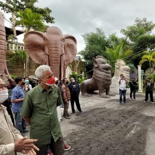 Gubernur Jateng, Ganjar Pranowo, mengunjungi dan meresmikan Borobudur Edupark yang terletak di Desa Pabelan, Kecamatan Mungkid, Kabupaten Magelang, Minggu (9/1)