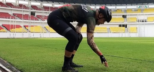 Gubernur Jateng Ganjar Pranowo mengecek rumput lapangan Stadion Jatidiri, Jumat (7/1)