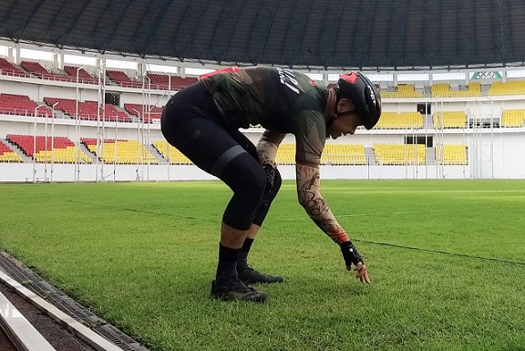 Gubernur Jateng Ganjar Pranowo mengecek rumput lapangan Stadion Jatidiri, Jumat (7/1)
