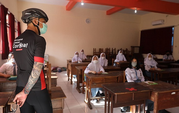 Gubernur Jateng, Ganjar Pranowo, meninjau pelaksanaan pembelajaran tatap muka (PTM) 100 persen di  SMA 10 Semarang. Para siswa dibagi menjadi dua waktu belajar, pagi dan siang hari