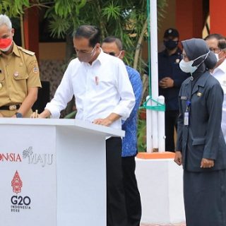 Gubernur Jawa Tengah,  Ganjar Pranowo, mendampingi Presiden Joko Widodo melakukan kunjungan kerja ke Grobogan, Rabu (5/1)