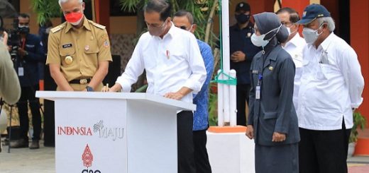 Gubernur Jawa Tengah,  Ganjar Pranowo, mendampingi Presiden Joko Widodo melakukan kunjungan kerja ke Grobogan, Rabu (5/1)