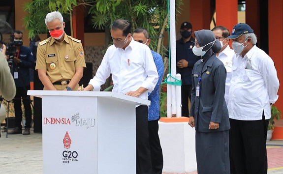 Gubernur Jawa Tengah,  Ganjar Pranowo, mendampingi Presiden Joko Widodo melakukan kunjungan kerja ke Grobogan, Rabu (5/1)