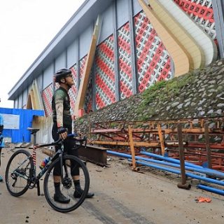 Gubernur Jateng, Ganjar Pranowo, sambil gowes meninjau kondisi pembangunan Stadion Jatidiri Semarang, Jumat (7/1)