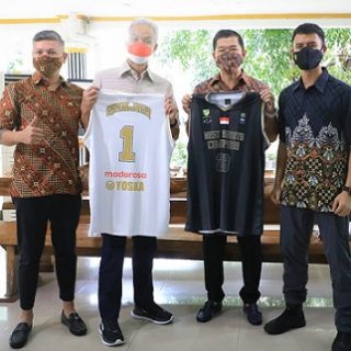 Artis sekaligus pemilik tim basket West Bandits Solo, Gading Marten, menemui Gubernur Jateng Ganjar Pranowo di rumah dinasnya, untuk meminta dukungan terkait keikutsertaan West Bandits dalam kompetisi Indonesian Basketball League (IBL) 2022