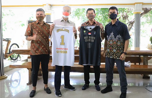 Artis sekaligus pemilik tim basket West Bandits Solo, Gading Marten, menemui Gubernur Jateng Ganjar Pranowo di rumah dinasnya, untuk meminta dukungan terkait keikutsertaan West Bandits dalam kompetisi Indonesian Basketball League (IBL) 2022