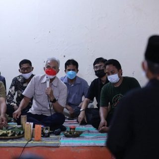 Gubernur Jateng, Ganjar Pranowo, ngopi bareng- ngobrol santai dengan warga, tenaga kesehatan, kelompok tani dan penyuluh kehutanan di aula Balai Desa Gunungsari, Karanggayam, Kebumen, Selasa (11/1) malam.