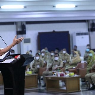 Gubernur Ganjar Pranowo menghadiri acara Penyerahan Keputusan Pengangkatan Kepala Sekolah dan Pengarahan Gubernur Jateng kepada Kepala SMA dan SLB di Gedung Gradhika Bhakti Praja, Komplek Kantor Gubernur, Senin (10/1)