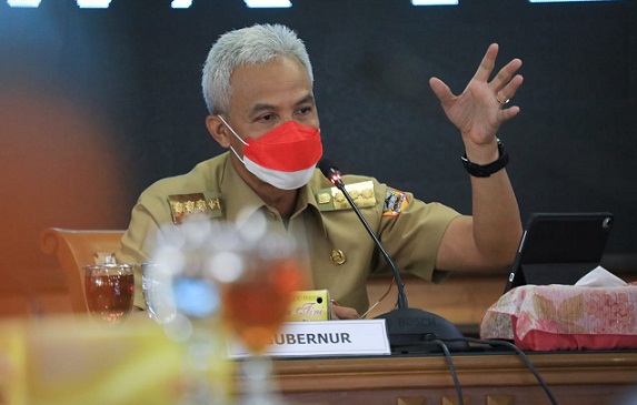 Gubernur Jawa Tengah, Ganjar Pranowo, memimpin rapat koordinasi penanganan Covid-19 di ruang rapat gedung A lantai 2 kompleks Pemprov Jateng, Senin (3/1)
