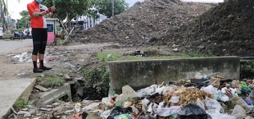 Gubernur Jateng, Ganjar Pranowo, melihat tumpukan sampah di kawasan Banjir Kanal Timur, yang diduga menjadi salah satu penyebab munculnya genangan