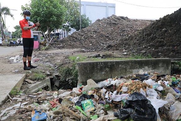 Gubernur Jateng, Ganjar Pranowo, melihat tumpukan sampah di kawasan Banjir Kanal Timur, yang diduga menjadi salah satu penyebab munculnya genangan