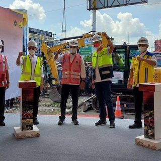 Menteri Perhubungan Budi Karya Sumadi melakukan  groundbreaking pembangunan jalur ganda kereta api Solo Balapan-Kalioso dan rekayasa lalu lintas di Simpang Joglo Solo, Sabtu (8/1).