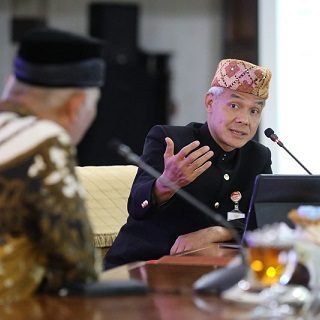 Gubernur Jateng,  Ganjar Pranowo memaparkan program pengentasan kemiskinan kepada rombongan Pemprov Sumbar yang dipimpin Gubernur Mahyeldi Ansharullah