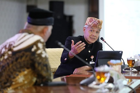 Gubernur Jateng,  Ganjar Pranowo memaparkan program pengentasan kemiskinan kepada rombongan Pemprov Sumbar yang dipimpin Gubernur Mahyeldi Ansharullah
