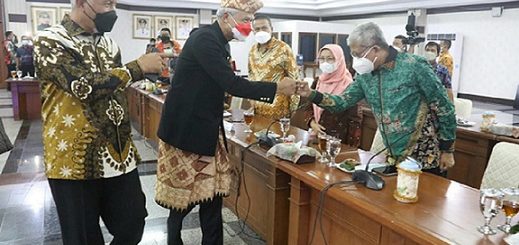 Gubernur Sumatera Barat, Mahyeldi Ansharullah, memperkenalkan rombongan yang dibawa ke Jateng kepada Gubernur Jateng,  Ganjar Pranowo