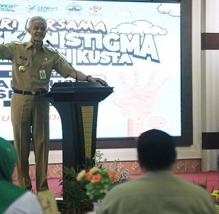 Peringatan Hari Kusta Dunia tingkat Provinsi Jawa Tengah berlangsung di Gedung Gradhika Bhakti Praja, Senin (31/1). Ganjar mendengarkan keluhan penyintas terkait masih adanya stigmatisasi