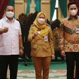 Wali Kota Semarang Hendrar Prihadi, Bupati Demak, Eisti'an dan Bupati Kendal Dico M Ganinduto siap berkolaborasi dalam mengawal proyek pembangunan tol Kendal, Semarang, Demak.