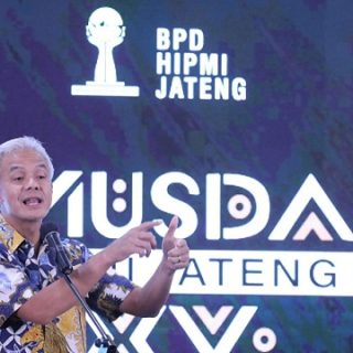 Gubernur Jawa Tengah, Ganjar Pranowo, memberi sambutan saat menghadiri Musyawarah Daerah Himpunan Pengusaha Muda Indonesia (Hipmi) Jateng ke 15 di Hotel Dafam, Semarang, Sabtu (29/1)