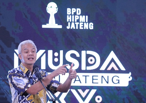 Gubernur Jawa Tengah, Ganjar Pranowo, memberi sambutan saat menghadiri Musyawarah Daerah Himpunan Pengusaha Muda Indonesia (Hipmi) Jateng ke 15 di Hotel Dafam, Semarang, Sabtu (29/1)