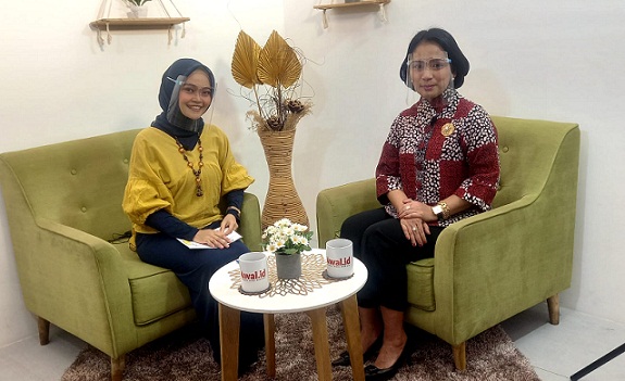 General Manager Ciputra Hotel Semarang Erny Kusmastuti dipandu Dhyanara Paramita saat menjadi narasumber program acara Inspirasi, di kanal Youtube Awal Media Nusantara, Rabu (12/1).