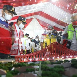 Gubernur Jawa Tengah, Ganjar Pranowo, menghadiri groundbreaking pembangunan jalur ganda kereta api Solo Balapan-Kalioso dan rekayasa lalu lintas di Simpang Joglo Solo, yang dilakukan Menhub Budi Karya Sumadi, Sabtu (8/1) 