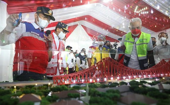 Gubernur Jawa Tengah, Ganjar Pranowo, menghadiri groundbreaking pembangunan jalur ganda kereta api Solo Balapan-Kalioso dan rekayasa lalu lintas di Simpang Joglo Solo, yang dilakukan Menhub Budi Karya Sumadi, Sabtu (8/1) 