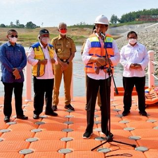 Presiden Joko Widodo memberi sambutan saat meresmikan Bendungan Randugunting di Desa Kalinanas, Kecamatan Japah, Kabupaten Blora, Rabu (5/1)