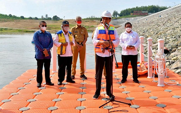 Presiden Joko Widodo memberi sambutan saat meresmikan Bendungan Randugunting di Desa Kalinanas, Kecamatan Japah, Kabupaten Blora, Rabu (5/1)
