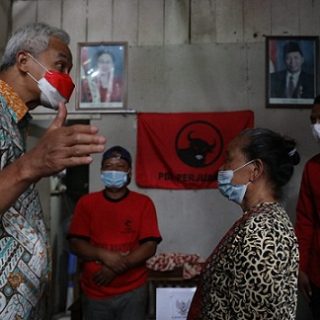 Gubernur Jateng, Ganjar Pranowo, mendatangi rumah Supali, kader PDIP di Desa Bergas Kidul, Kabupaten Semarang. Ganjar siap membantu perbaikan rumahnya