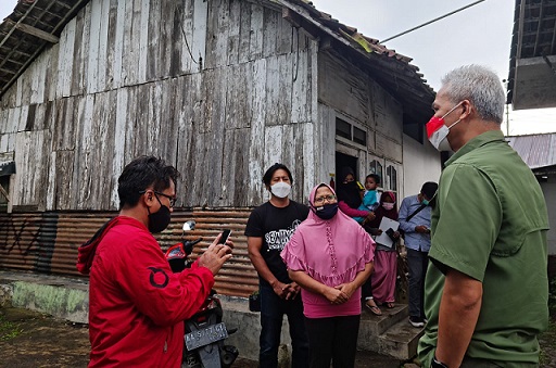 Gubernur Jateng, Ganjar Pranowo, mendatangi rumah milik Fajar Nugroho, di Mungseng RT 1 RW 1 Kemantenan Sari, Temanggung dan berniat memperbaiki rumah milik kader PDIP itu