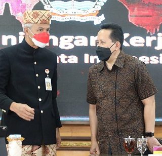 Komisaris Utama PT Aviasi Pariwisata Indonesia (Persero), Triawan Munaf, berkunjung ke Gubernur Jateng Ganjar Pranowo di di ruang rapat kantor gubernur, Kamis (27/1)