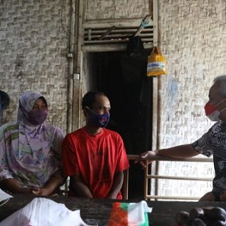 Gubernur Jawa Tengah, Ganjar Pranowo, mendatangi rumah Supono di Desa Gemuruh, Kecamatan Bawang, Kabupaten Banjarnegara. Ganjar berniat memperbaiki rumahnya