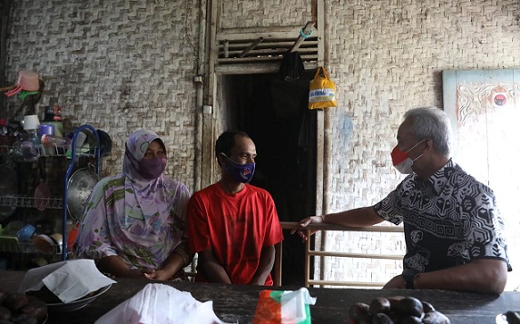 Gubernur Jawa Tengah, Ganjar Pranowo, mendatangi rumah Supono di Desa Gemuruh, Kecamatan Bawang, Kabupaten Banjarnegara. Ganjar berniat memperbaiki rumahnya