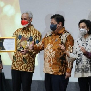 Gubernur Jawa Tengah, Ganjar Pranowo, menerima penghargaan Kredit Usaha Rakyat (KUR) 2021 dari Kementerian Koordinator Bidang Perekonomian