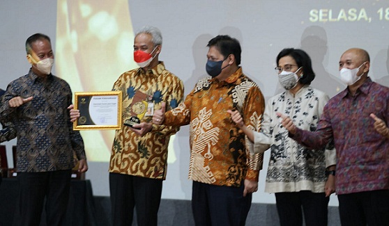 Gubernur Jawa Tengah, Ganjar Pranowo, menerima penghargaan Kredit Usaha Rakyat (KUR) 2021 dari Kementerian Koordinator Bidang Perekonomian