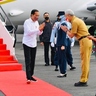 Presiden Joko Widodo tiba di Pangkalan TNI AU Adi Soemarmo, Kabupaten Boyolali, sekitar pukul 08.00 WIB, untuk melakukan kunjungan di empat daerah, yakni Sragen, Blora, Grobogan dan Kota Semarang, Rabu (5/1)