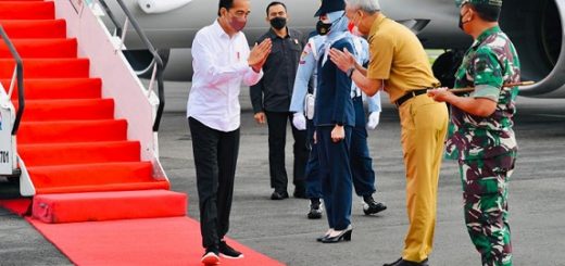 Presiden Joko Widodo tiba di Pangkalan TNI AU Adi Soemarmo, Kabupaten Boyolali, sekitar pukul 08.00 WIB, untuk melakukan kunjungan di empat daerah, yakni Sragen, Blora, Grobogan dan Kota Semarang, Rabu (5/1)