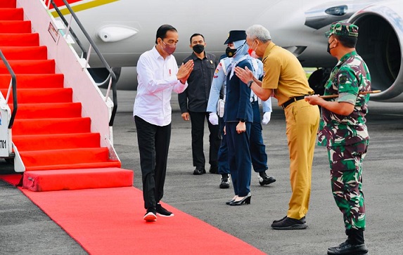 Presiden Joko Widodo tiba di Pangkalan TNI AU Adi Soemarmo, Kabupaten Boyolali, sekitar pukul 08.00 WIB, untuk melakukan kunjungan di empat daerah, yakni Sragen, Blora, Grobogan dan Kota Semarang, Rabu (5/1)