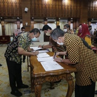 Wali Kota Semarang Hendrar Prihadi melantik 18 kepala OPD setingkat eselon II, di Gedung Moch Ikhsan Lantai 8, Balaikota Semarang, Kamis (6/1).
