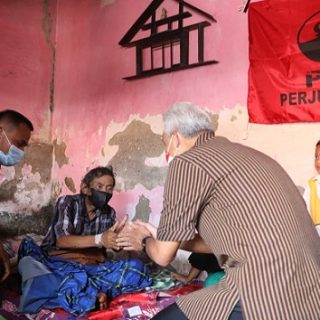 Gubernur Ganjar Pranowo mendatangi rumah Mbah Atmo di Kelurahan Pasar Batang, Kecamatan Brebes, Kabupaten Brebes, Selasa (25/1). Ganjar berjanji segera memperbaiki rumah milik kader PDIP itu