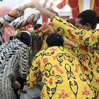 Ketua Tim Penggerak (TP) PKK Jawa Tengah, Atikoh Ganjar Pranowo, mengajak rombongan pengurus Dharma Wanita Persatuan (DWP) Provinsi Papua menari Yosim Pancar (Yospan) bersama Ketua Tim Penggerak (TP) PKK Jawa Tengah, Atikoh Ganjar Pranowo, di Wisma Perdamaian, Senin (17/1)