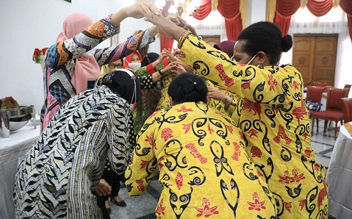 Ketua Tim Penggerak (TP) PKK Jawa Tengah, Atikoh Ganjar Pranowo, mengajak rombongan pengurus Dharma Wanita Persatuan (DWP) Provinsi Papua menari Yosim Pancar (Yospan) bersama Ketua Tim Penggerak (TP) PKK Jawa Tengah, Atikoh Ganjar Pranowo, di Wisma Perdamaian, Senin (17/1)