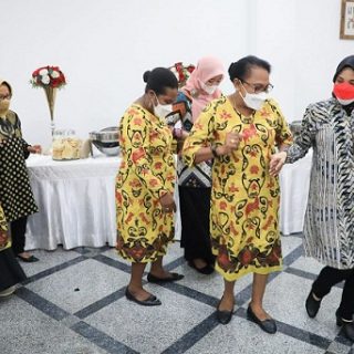 Ketua Tim Penggerak (TP) PKK Jawa Tengah, Atikoh Ganjar Pranowo, mengajak rombongan pengurus Dharma Wanita Persatuan (DWP) Provinsi Papua menari Yosim Pancar (Yospan), pada acara penyambutan di Wisma Perdamaian, Senin (17/1)