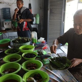 Gubernur Jateng Ganjar Pranowo menikmati Nasi Jamblang, makanan khas Cirebon di warung milik Awang di Palimanan